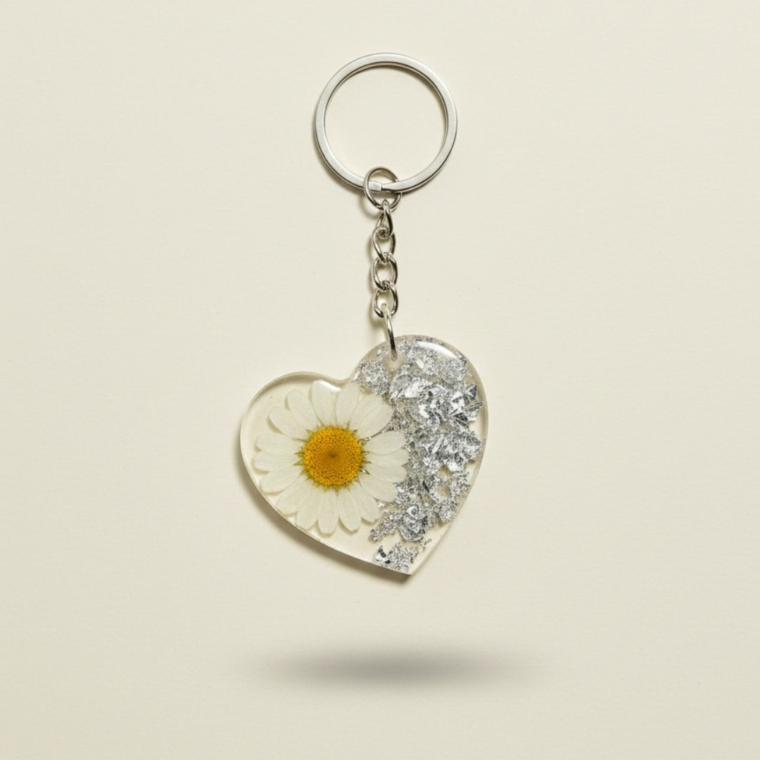 Papatyalı Kalpli Epoksi Anahtarlık – Pure Daisy Glow Serisi | El Yapımı Özel Tasarım